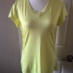 Yellow v-neck shortsleeve workout top